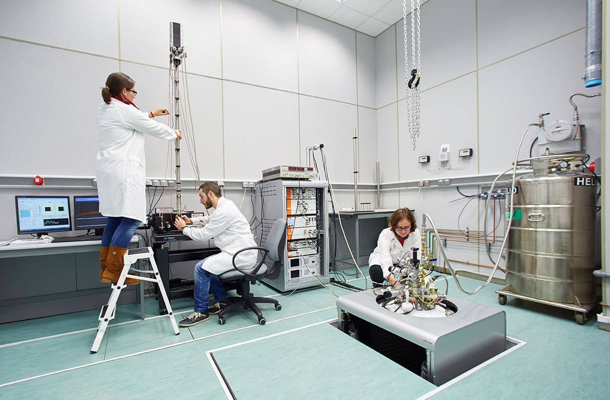 Low-temperature AFM and confocal microscope Low-temperature AFM and confocal microscope