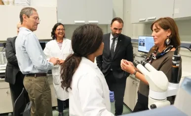 Nuria Montserrat, Minister for Universities and Research of Catalonia at nanoGUNE's Nanobiosystems laboratory