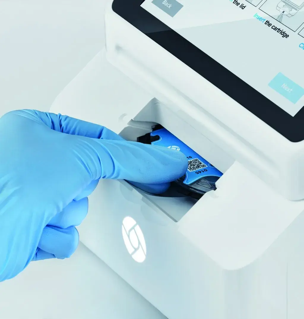 Biosensor based on measurements of the clustering dynamics of magnetic particles