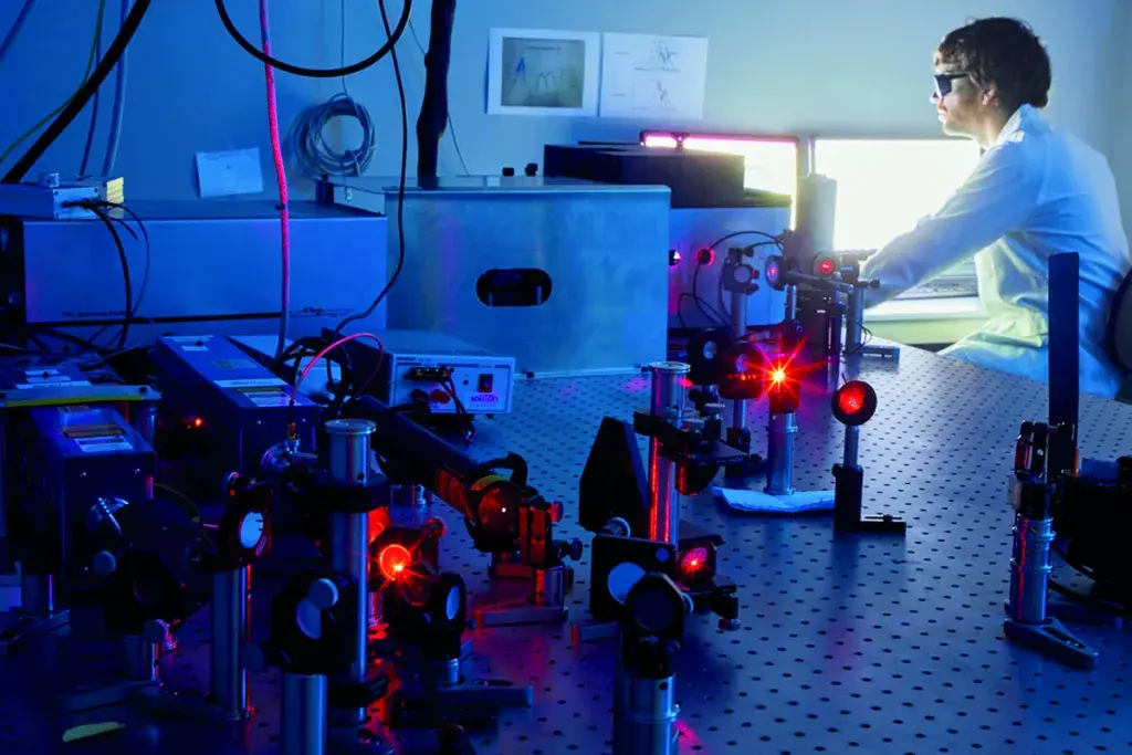 A device for operating with THz and/or IR and/or MW radiation