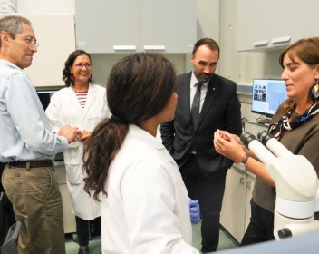 Núria Montserrat, consejera de Investigación y Universidades de Cataluña, en el laboratorio de Nanobiosistemas de nanoGUNE.