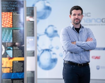 Fernando González-Zalba, leader of the Quantum Hardware group at nanoGUNE, and Minister Mikel Jauregi at Quantum Motion UK