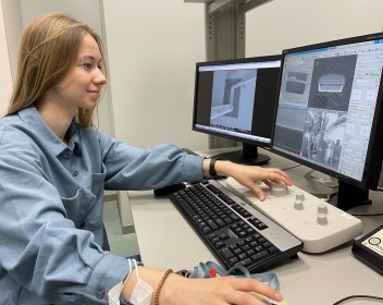 Oksana Yurkevich, at the SEM laboratory at nanoGUNE. 